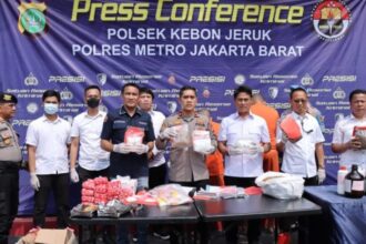 Sederet barang bukti narkoba jenis sabu dan tembakau sintetis dipajang dalam Konferensi Pers di Mapolsek Kebon Jeruk, Jakarta Barat. Foto: Ist