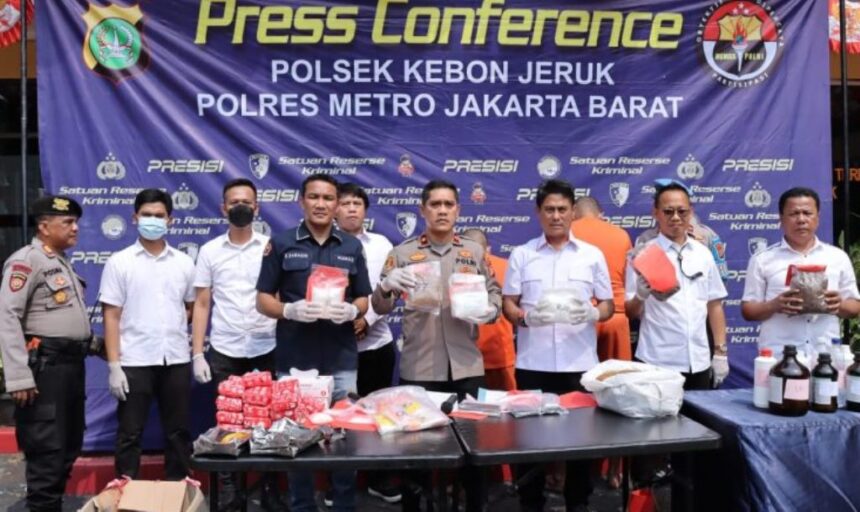 Sederet barang bukti narkoba jenis sabu dan tembakau sintetis dipajang dalam Konferensi Pers di Mapolsek Kebon Jeruk, Jakarta Barat. Foto: Ist