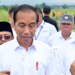 Presiden Joko Widodo menyampaikan keterangan pers usai meninjau program pompanisasi di Desa Layoa, Kabupaten Bantaeng, pada Jumat, 5 Juli 2024. Foto: BPMI Setpres/Muchlis Jr.
