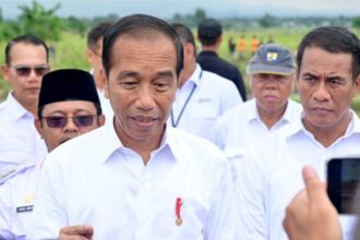 Presiden Joko Widodo menyampaikan keterangan pers usai meninjau program pompanisasi di Desa Layoa, Kabupaten Bantaeng, pada Jumat, 5 Juli 2024. Foto: BPMI Setpres/Muchlis Jr.