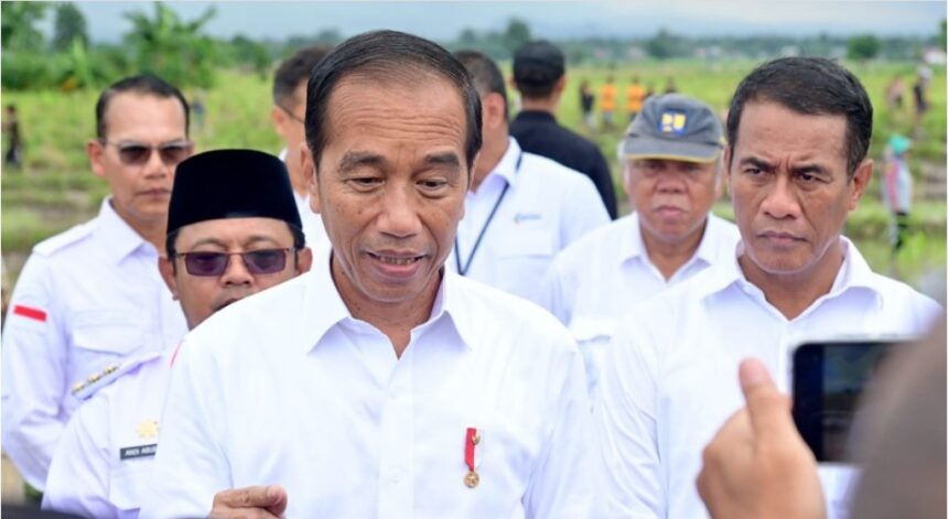 Presiden Joko Widodo menyampaikan keterangan pers usai meninjau program pompanisasi di Desa Layoa, Kabupaten Bantaeng, pada Jumat, 5 Juli 2024. Foto: BPMI Setpres/Muchlis Jr.