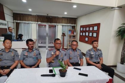 Kepala Lapas Kelas I Cipinang, Enget Prayer Manik (tengah) dan jajaran Kementerian Hukum dan HAM memberikan keterangan kasus love scamming melibatkan Warga Binaan Pemasyarakatan (WBP), kepada awak media di Jatinegara, Jakarta Timur, Senin (1/7/2024) siang. Foto: Joesvicar Iqbal/ipol.id