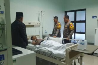 Kapolres Jember AKBP Bayu Pratama Gubunagi (dua dari kanan) menjenguk anggota polisi yang terluka akibat dikeroyok massa PSHT di Jalan Hayam Wuruk Jember, Senin (22/7/2024) dini hari. (Humas Polres Jember)