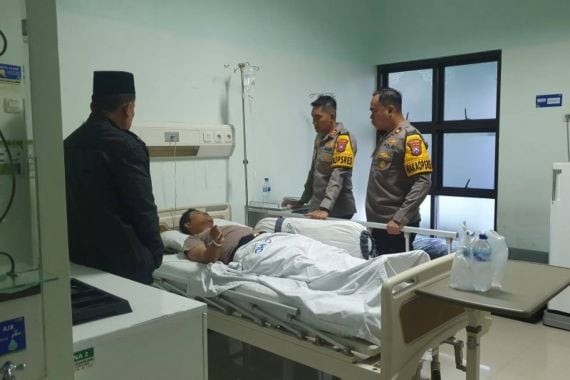 Kapolres Jember AKBP Bayu Pratama Gubunagi (dua dari kanan) menjenguk anggota polisi yang terluka akibat dikeroyok massa PSHT di Jalan Hayam Wuruk Jember, Senin (22/7/2024) dini hari. (Humas Polres Jember)