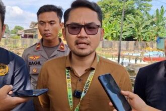 Kasatreskrim Polres Bangka Barat, AKP Ecky Widi Prawira, usai mengautopsi jenazah Jamal Abdul Nasser. (Foto: Istimewa)