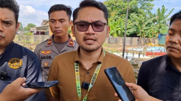 Kasatreskrim Polres Bangka Barat, AKP Ecky Widi Prawira, usai mengautopsi jenazah Jamal Abdul Nasser. (Foto: Istimewa)
