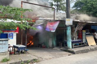 Kondisi enam kios di depan Terminal Kampung Rambutan, Kecamatan Ciracas, Jakarta Timur, pada Selasa (2/7/2024) sekitar pukul 11.05 WIB, diamuk si jago merah. Foto: Joesvicar Iqbal/ipol.id