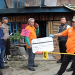 Tampak salah satu reka adegan dari rekonstruksi dalam kasus pembakaran rumah wartawan di Jalan Nabung Surbakti, Kecamatan Kabanjahe, Kabupaten Karo, Jumat (19/7) malam. Foto: Humas Polri