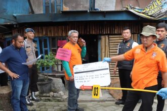 Tampak salah satu reka adegan dari rekonstruksi dalam kasus pembakaran rumah wartawan di Jalan Nabung Surbakti, Kecamatan Kabanjahe, Kabupaten Karo, Jumat (19/7) malam. Foto: Humas Polri