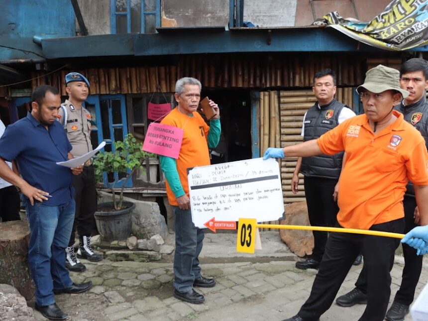 Tampak salah satu reka adegan dari rekonstruksi dalam kasus pembakaran rumah wartawan di Jalan Nabung Surbakti, Kecamatan Kabanjahe, Kabupaten Karo, Jumat (19/7) malam. Foto: Humas Polri