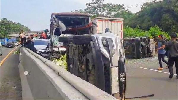 Kecelakaan beruntun 10 kendaraan terjadi di ruas jalan tol Cipularang (istimewa)