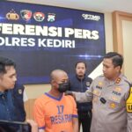 Polisi mengamankan suami yang siram air keras ke istri dan anaknya. Foto: Ist