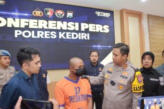 Polisi mengamankan suami yang siram air keras ke istri dan anaknya. Foto: Ist