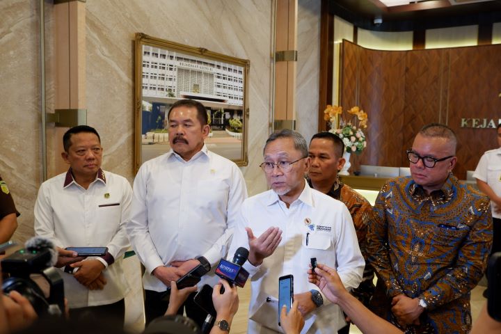 Menteri Perdagangan (Mendag) RI, Zulkifli Hasan alias Zulhas usai audiensi dengan Jaksa Agung ST Burhanuddin di Gedung Utama Kejaksaan Agung RI, Kebayoran Baru, Jakarta Selatan, Selasa (16/7/2024). Foto: Yudha Krastawan/ipol.id