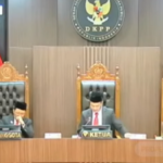 Dewan Kehormatan Penyelenggara Pemilu (DKPP) memberhentikan Ketua Komsi KPU Hasyim Asy'ari dalam sidang dugaan pelanggaran kode etik di Gedung DKPP, Jakarta, Rabu (3/7/2024). Foto: Tangkapan layar YouTube DKPP