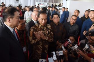 Presiden Jokowi memberikan keterangan pers usai melakukan Peresmian Ekosistem Baterai dan Kendaraan Listrik Korea Selatan di, Kabupaten Karawang, Provinsi Jawa Barat, Rabu, (3/7/2024). Foto: Humas Setkab