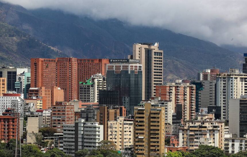 Tampak Kota Caracas, Ibu Kota Venezuela. Mereka menarik diplomatnya dari negara yang tak mengakui kemenangan Nicolas Maduro di pilpres negara itu. Foto: TASS