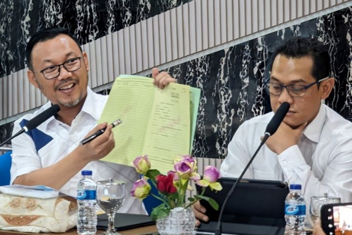 Kepala BPN Kota Depok Indra Gunawan didampingi Kepala Survei dan Pemetaan Yoga Munawar, dalam rapat koordinasi. (Foto Dok/BPN Kota Depok)
