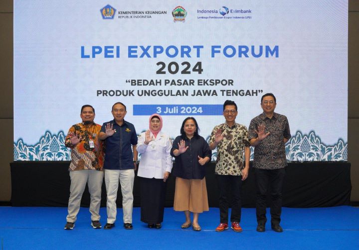 Lembaga Pembiayaan Ekspor Indonesia (LPEI) kembali menyelenggarakan pertemuan dengan eksportir unggulan Jawa Tengah dalam acara "LPEI Export Forum 2024" di Semarang, Jawa Tengah pada Rabu (3/7/2024). Forum dengan tema “Bedah Pasar Ekspor Produk Unggulan Jawa Tengah” diselenggarakan LPEI bekerja sama dengan DJPPR Kementerian Keuangan, Bea Cukai Jawa Tengah, dan Disperindag Provinsi Jawa Tengah. Foto: Dok LPEI