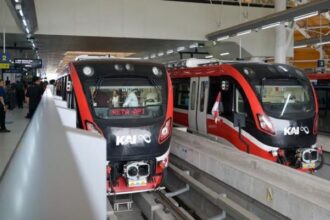 Manager Public Relation LRT Jabodebek Mahendro Trang Bawono mengatakan pada jam sibuk waktu tunggu antar kereta adalah 5,5 menit di lintas Cawang - Dukuh Atas dan 11 menit di lintas Jati Mulya - Cawang serta Harjamukti - Cawang.