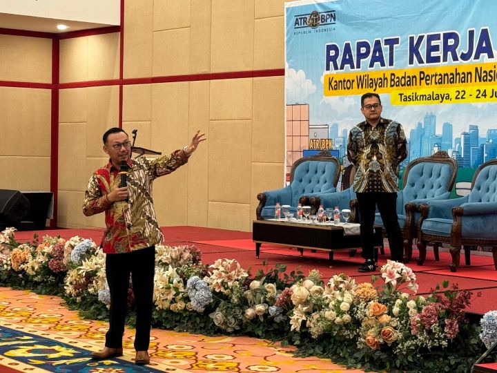 Kepala BPN Kota Depok Indra Gunawan paparkan alur penanganan mafia Tanah dalam Succes Story di Rakerda se-Jawa Barat, Senin-Rabu 22- 24 Juli 2024. (Foto BPN Kota Depok)