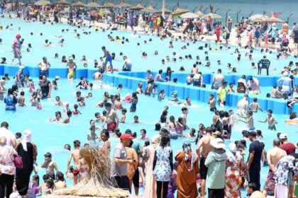 Penduduk Rabat berduyun-duyun ke kolam renang kota, di tengah gelombang panas yang sedang berlangsung di Maroko. Foto: Hespress
