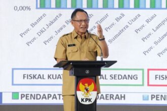 Mendagri Titp Karnavian saat Rapat Koordinasi Nasional (Rakornas) Penguatan Komitmen Pengawasan Penyelenggaraan Pemerintahan Daerah dalam Pemberantasan Korupsi di Aula Gedung Juang KPK, Jakarta, Senin (8/7/2024). Foto: kemendagri