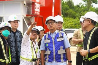 Menkes Budi Gunadi Sadikin melakukan peninjauan langsung terhadap kemajuan pembangunan Rumah Sakit Ibu Kota Nusantara (IKN) di Penajam Paser Utara, Kalimantan Timur. Foto: Kemenkes