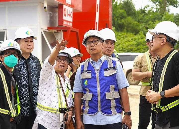 Menkes Budi Gunadi Sadikin melakukan peninjauan langsung terhadap kemajuan pembangunan Rumah Sakit Ibu Kota Nusantara (IKN) di Penajam Paser Utara, Kalimantan Timur. Foto: Kemenkes