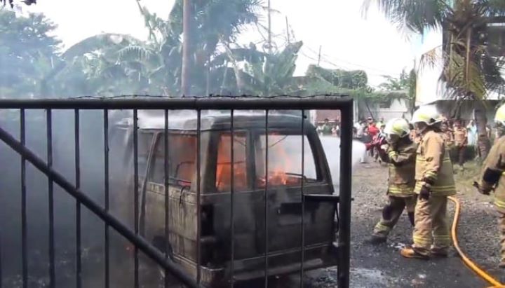 Sejumlah petugas Damkar memadamkan kobaran api yang membesar pada satu unit minibus yang membawa lima jerigen berisi Bahan Bakar Minyak (BBM) di tepi Jalan DI Panjaitan, Jatinegara, Jakarta Timur, Rabu (24/7/2024) siang. Foto: Joesvicar Iqbal/ipol.id