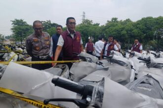 Direktur Tipidum Bareskrim, Brigjen Djuhandani Rahardjo Puro (rompi merah) bersama Dir Regident Korlantas Polri, Brigjen Yusri Yunus mengecek barang bukti 675 unit motor sitaan dalam giat Pengungkapan Kasus Tindak Pidana Fidusia dan atau Penipuan atau Penadahan Kendaraan Bermotor Jaringan Internasional di Lapangan Gedung Slog Mabes Polri, Pulogadung, Jakarta, Kamis (18/7/2024). Foto: Joesvicar Iqbal/ipol.id