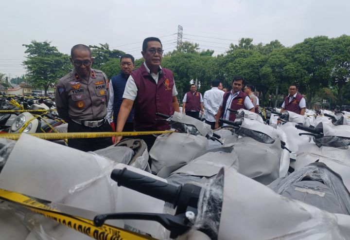 Direktur Tipidum Bareskrim, Brigjen Djuhandani Rahardjo Puro (rompi merah) bersama Dir Regident Korlantas Polri, Brigjen Yusri Yunus mengecek barang bukti 675 unit motor sitaan dalam giat Pengungkapan Kasus Tindak Pidana Fidusia dan atau Penipuan atau Penadahan Kendaraan Bermotor Jaringan Internasional di Lapangan Gedung Slog Mabes Polri, Pulogadung, Jakarta, Kamis (18/7/2024). Foto: Joesvicar Iqbal/ipol.id