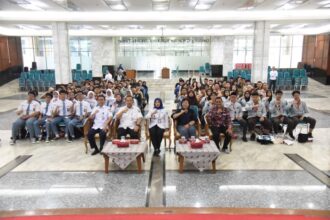 Wakil Wali Kota Jakarta Timur, Iin Mutmainnah (tengah) bersama para guru dan 100 pelajar tingkat SMA, SMK dan Madrasah Aliyah dalam kegiatan Peningkatan Pemahaman Ideologi Bangsa dalam rangka membangun karakter anak bangsa berjiwa Pancasila di Ruang Serbaguna, Blok C, Kantor Walikota, Rabu (17/7/2024). Foto: Ist