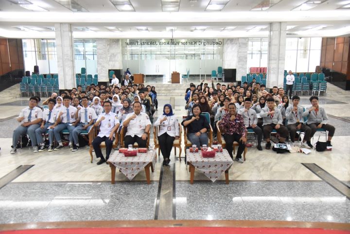 Wakil Wali Kota Jakarta Timur, Iin Mutmainnah (tengah) bersama para guru dan 100 pelajar tingkat SMA, SMK dan Madrasah Aliyah dalam kegiatan Peningkatan Pemahaman Ideologi Bangsa dalam rangka membangun karakter anak bangsa berjiwa Pancasila di Ruang Serbaguna, Blok C, Kantor Walikota, Rabu (17/7/2024). Foto: Ist