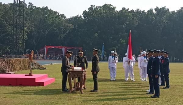 Panglima TNI Jenderal TNI Agus Subiyanto melantik 350 perwira karier pada hari ini Senin (22/7/2024). (Foto MPI).