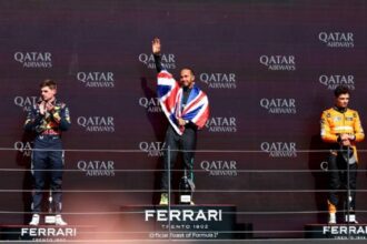 Pembalap Mercedes AMG Petronas, Lewis Hamilton (tengah), menjadi juara F1 GP Inggris 2024 di Sirkuit Silverstone, Minggu (7/7/2024) malam WIB. Max Verstappen (kiri) finis kedua, dan Lando Norris ketiga. (Foto: REUTERS)