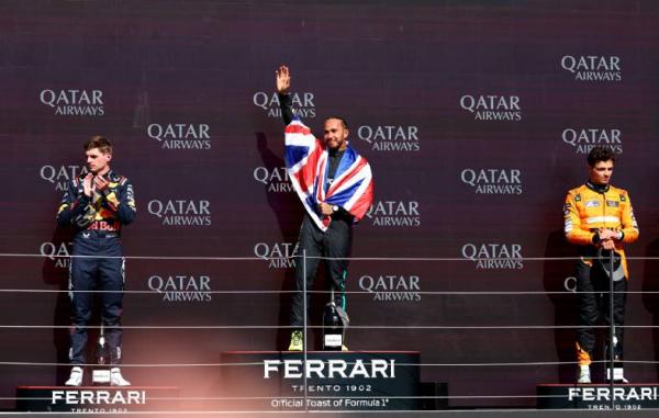 Pembalap Mercedes AMG Petronas, Lewis Hamilton (tengah), menjadi juara F1 GP Inggris 2024 di Sirkuit Silverstone, Minggu (7/7/2024) malam WIB. Max Verstappen (kiri) finis kedua, dan Lando Norris ketiga. (Foto: REUTERS)