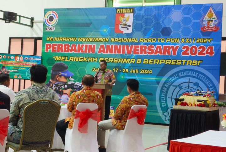 Ketua Umum PB.Perbakin Letjen TNI (Purn) Joni Supriyanto membuka Kejurnas Perbakin Anniversary 2024, Di Lapangan Tembak Senayan, Jakarta, Rabu (17/7/2024). Foto: Perbakin