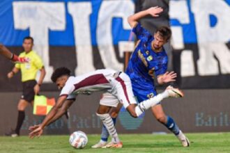 Mateo Kocijan dikepung pemain Borneo FC, pada pertandingan Grup A Piala Presiden 2024 di Stadion Si Jalak Harupat, Kabupaten Bandung, Senin (22/7). (Persib.co.id)