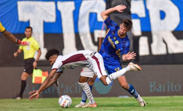 Mateo Kocijan dikepung pemain Borneo FC, pada pertandingan Grup A Piala Presiden 2024 di Stadion Si Jalak Harupat, Kabupaten Bandung, Senin (22/7). (Persib.co.id)