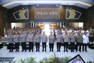 Kepala Operasi Nusantara Cooling System (Kaops NCS) Polri, Irjen Asep Edi Suheri (tengah) usai memberi arahan kepada 350 personil Polda Aceh dan jajaran melalui luring dan daring di Gedung Presisi Mapolda Aceh, Kamis (11/7/2024). Foto: Ist