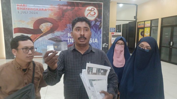 Pengacara korban, Muhammad Tasrif Tuasamu menunjukkan data para korban penipuan disalahgunakan pelaku R untuk membuat ATM, kredit dan pinjaman online di Mapolres Metro Jakarta Timur, Selasa (16/7/2024). Foto: Joesvicar Iqbal/ipol.id