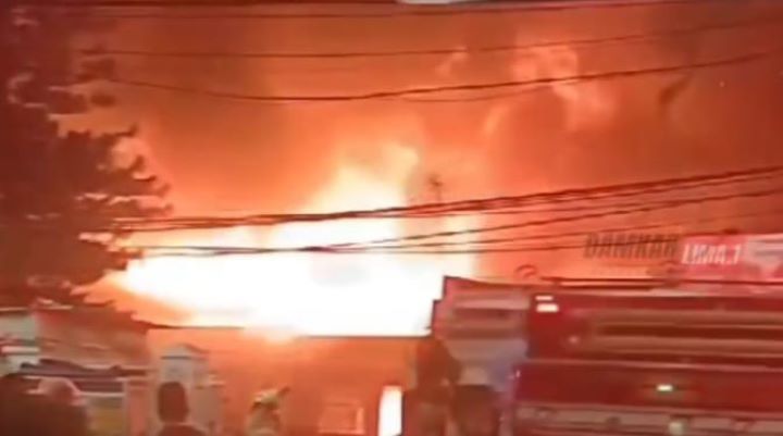 Sejumlah petugas Damkar memadamkan api yang berkobar pada rumah warga di Jalan Pisangan Lama III, Kelurahan Pisangan Timur, Kecamatan Pulogadung, Jakarta Timur, Senin (8/7/2024) malam. Damkar berhasil mencegah api tidak merambat pada bangunan lain. Foto: Joesvicar Iqbal/ipol.id