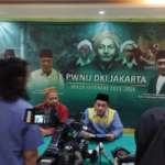 Ketua PWNU Jakarta Samsul Maarif saat mengumumkan hasil rapat syuriyah dan tanfidziyah yang memutuskan untuk memecat empat pengurus LBMNU karena berkunjung dan berjejaring ke Israel. Foto: NU Online Jakarta