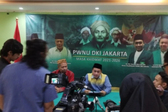 Ketua PWNU Jakarta Samsul Maarif saat mengumumkan hasil rapat syuriyah dan tanfidziyah yang memutuskan untuk memecat empat pengurus LBMNU karena berkunjung dan berjejaring ke Israel. Foto: NU Online Jakarta