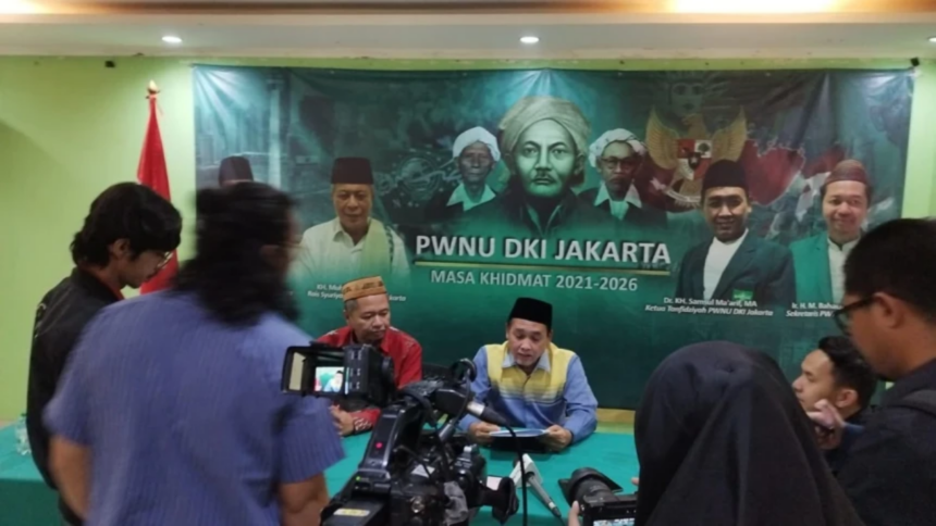 Ketua PWNU Jakarta Samsul Maarif saat mengumumkan hasil rapat syuriyah dan tanfidziyah yang memutuskan untuk memecat empat pengurus LBMNU karena berkunjung dan berjejaring ke Israel. Foto: NU Online Jakarta