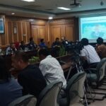 Subkoordinator Bidang Pengendalian Banjir dan Drainase Dinas Sumber Daya Air (SDA) DKI Jakarta, Firmansyah Saputra bersama jajaran Sudin Sumber Daya Air (SDA), BPBD DKI serta Badan Meteorologi Klimatologi dan Geofisika (BMKG) dalam kegiatan Berdiskusi Kota dengan Wartawan (Berkawan) membahas penanganan banjir dan genangan di Kantor Pemkot Jakarta Selatan, Kamis (18/7/2024). Foto: Joesvicar Iqbal/ipol.id