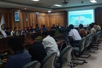 Subkoordinator Bidang Pengendalian Banjir dan Drainase Dinas Sumber Daya Air (SDA) DKI Jakarta, Firmansyah Saputra bersama jajaran Sudin Sumber Daya Air (SDA), BPBD DKI serta Badan Meteorologi Klimatologi dan Geofisika (BMKG) dalam kegiatan Berdiskusi Kota dengan Wartawan (Berkawan) membahas penanganan banjir dan genangan di Kantor Pemkot Jakarta Selatan, Kamis (18/7/2024). Foto: Joesvicar Iqbal/ipol.id