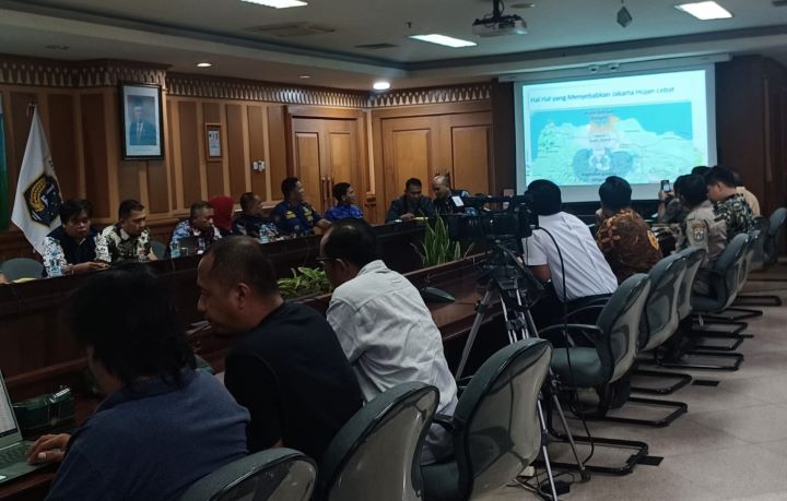 Subkoordinator Bidang Pengendalian Banjir dan Drainase Dinas Sumber Daya Air (SDA) DKI Jakarta, Firmansyah Saputra bersama jajaran Sudin Sumber Daya Air (SDA), BPBD DKI serta Badan Meteorologi Klimatologi dan Geofisika (BMKG) dalam kegiatan Berdiskusi Kota dengan Wartawan (Berkawan) membahas penanganan banjir dan genangan di Kantor Pemkot Jakarta Selatan, Kamis (18/7/2024). Foto: Joesvicar Iqbal/ipol.id