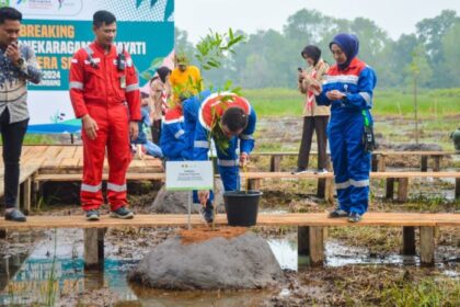 Groundbreaking bersama pembangunan Taman Keanekaragaman Hayati di Sumatera Selatan, Selasa (2/7/2024). Foto: Dok Pertamina